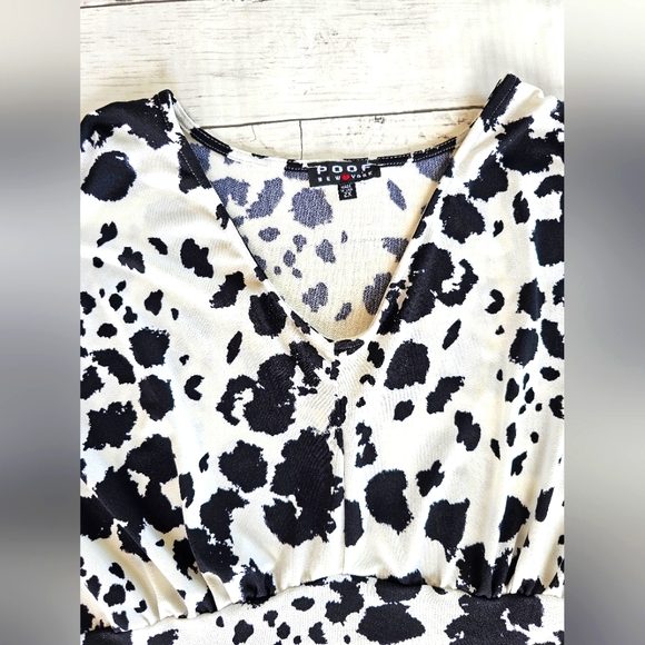 Poof New York Western Cow Print Black & White Stretchy Vneck Blouse Flowy - Picture 4 of 9